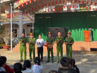 Công an xã Đak Lua phối hợp tuyên truyền, phổ biến pháp luật cho học sinh trên địa bàn.