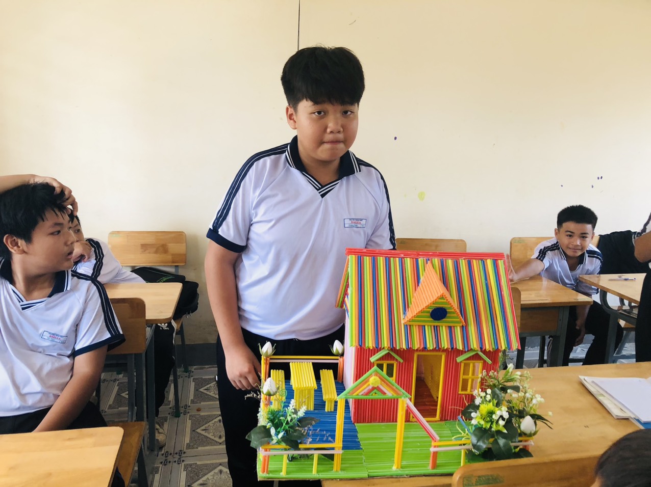 Học sinh tích cực trải nghiệm làm sản phẩm STEM