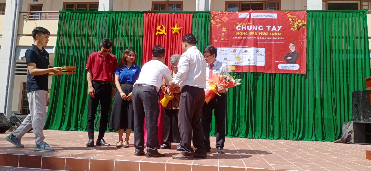 Buổi nói chuyện của Tiến sỹ Nguyễn Thanh Tùng với học sinh trường THCS-THPT ĐăkLua