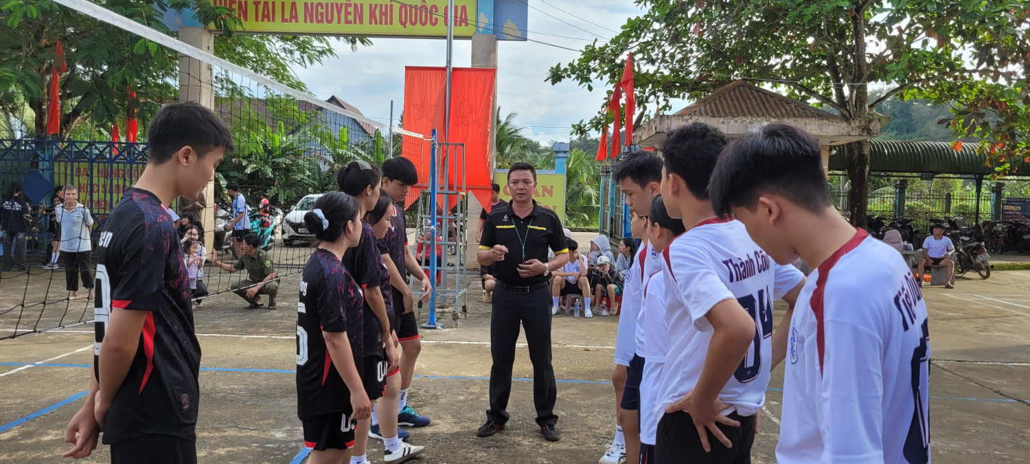 Tổ chức giải bóng chuyền hơi Nam - nữ và đá cầu đôi nam- nữ, chào mừng ngày Phụ nữ Việt Nam 20/10/2025.