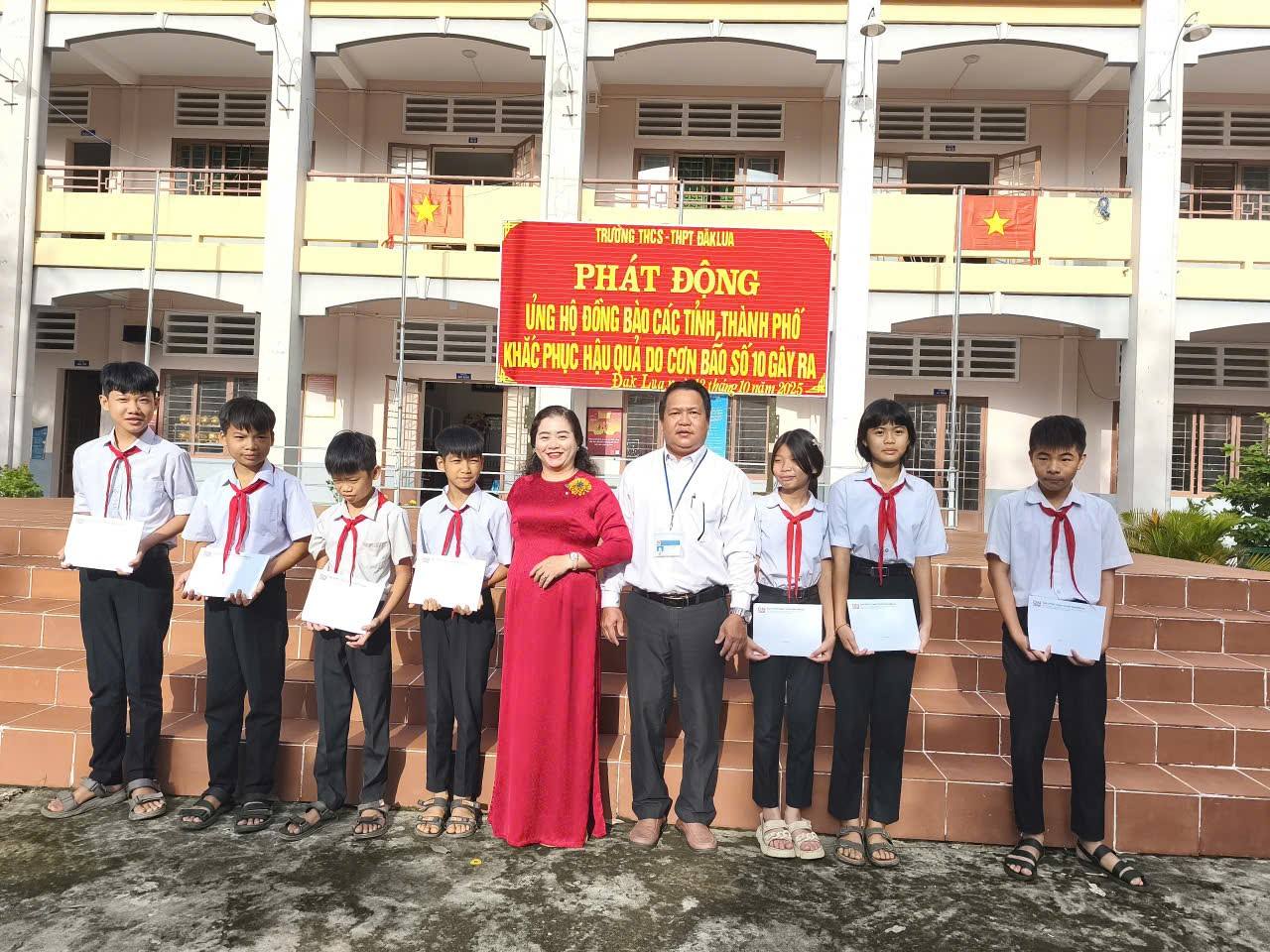 Trao học bổng cho học sinh có hoàn cảnh khó khăn